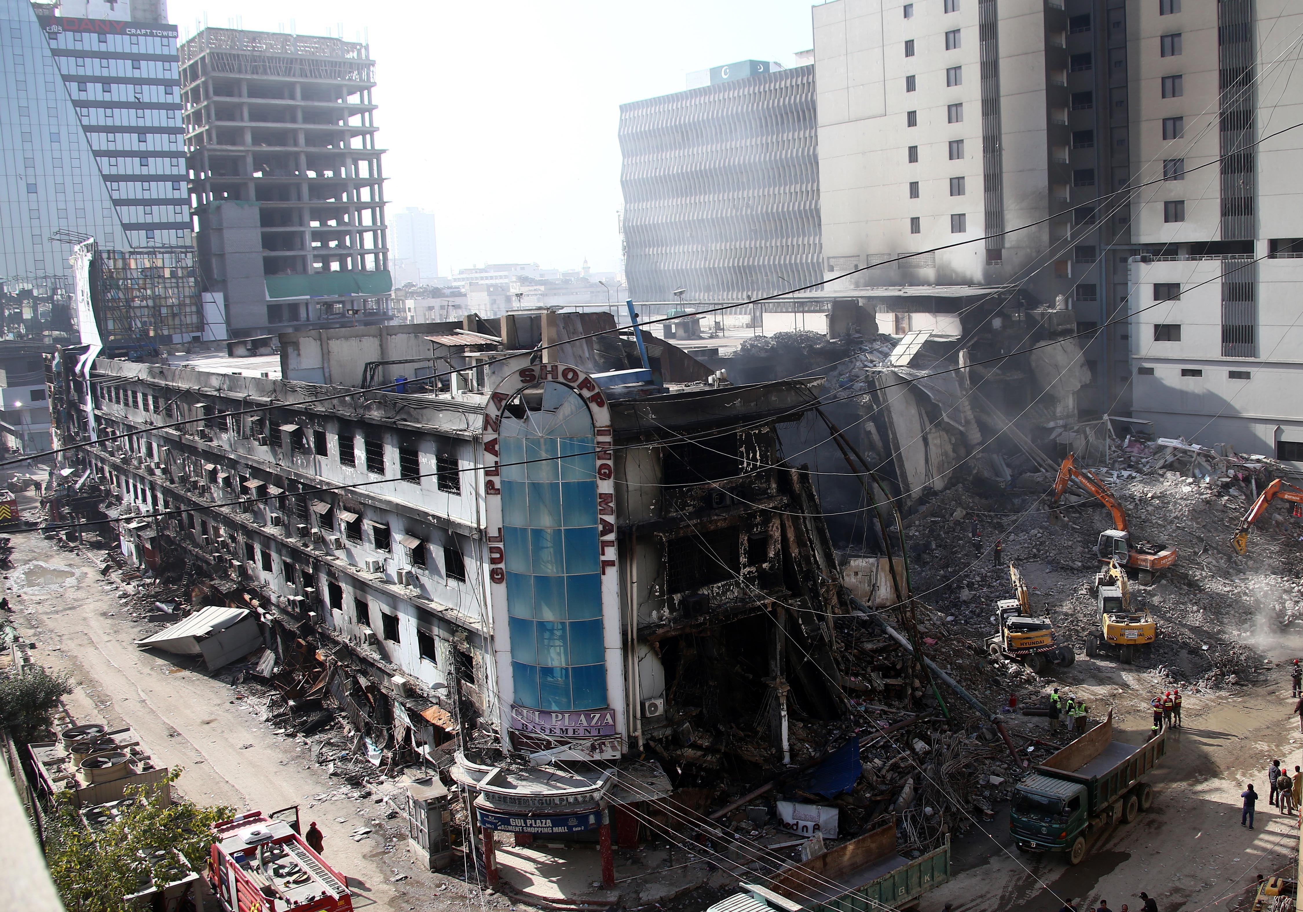 Elevan a 73 los cuerpos recuperados del incendio en un centro comercial en Pakistán. Foto: EFE/REHAN KHAN