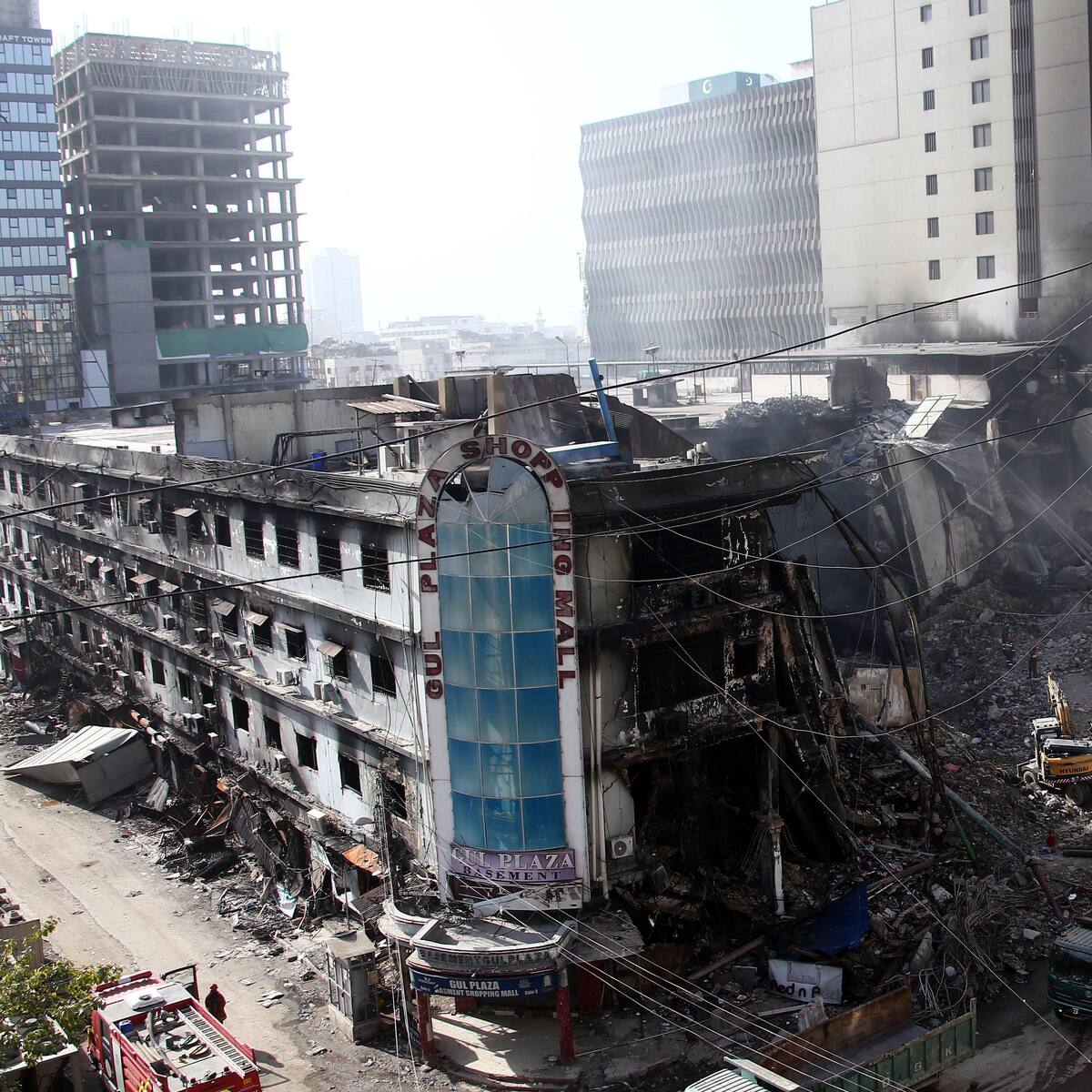 Elevaron a 73 los cuerpos recuperados del incendio en un centro comercial en Pakistán