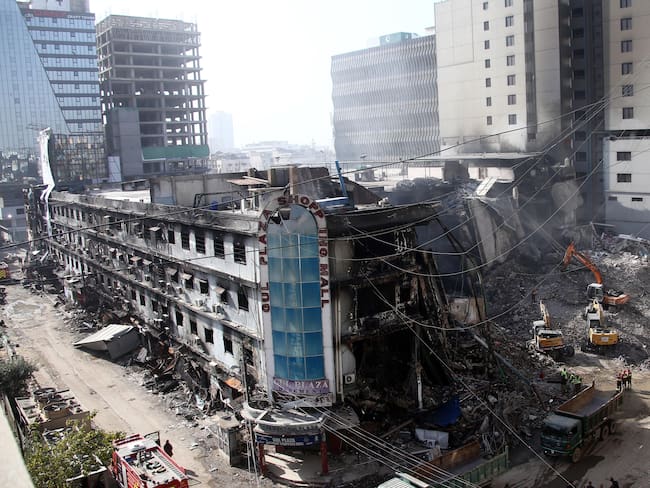 Elevan a 73 los cuerpos recuperados del incendio en un centro comercial en Pakistán. Foto: EFE/REHAN KHAN