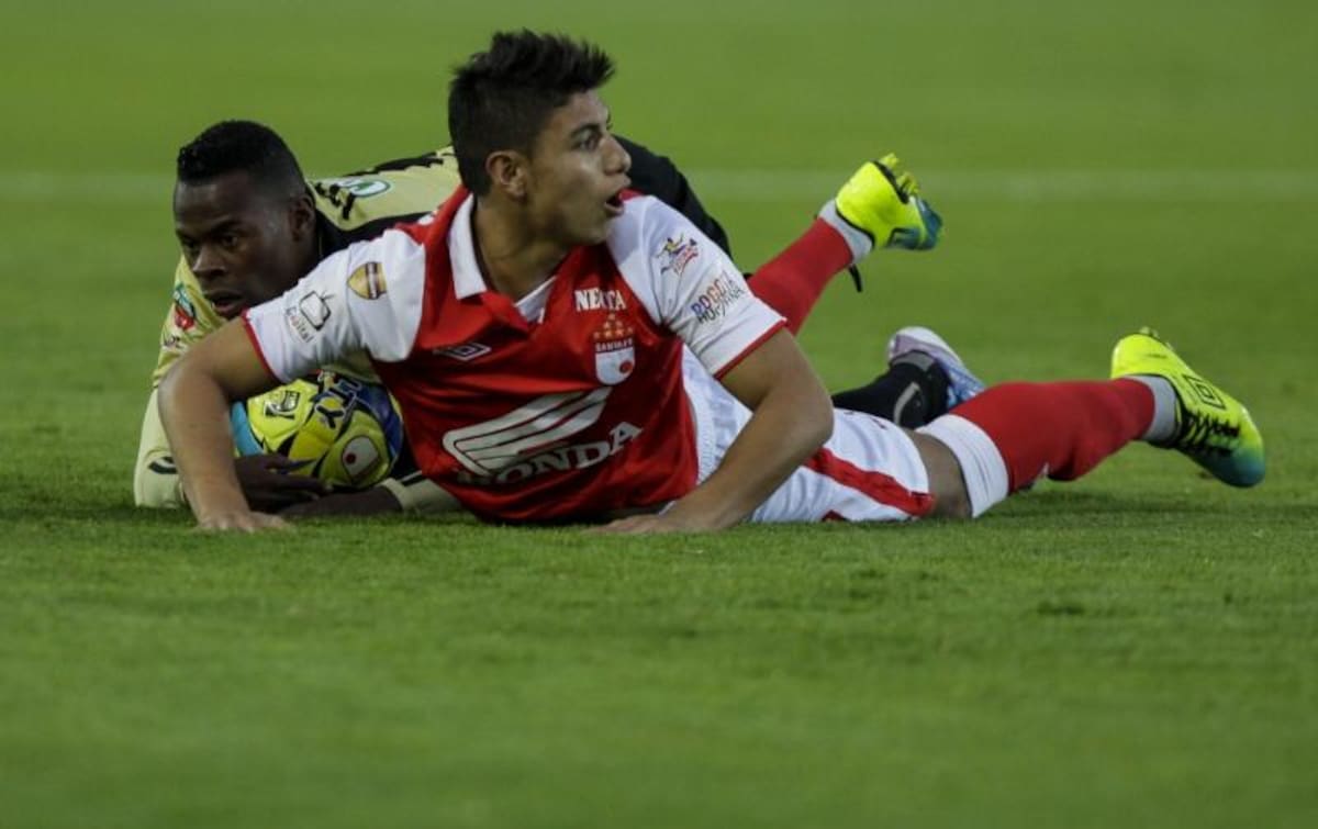 Los jugadores de Santa Fe e Itagüí en acción en El Campín.