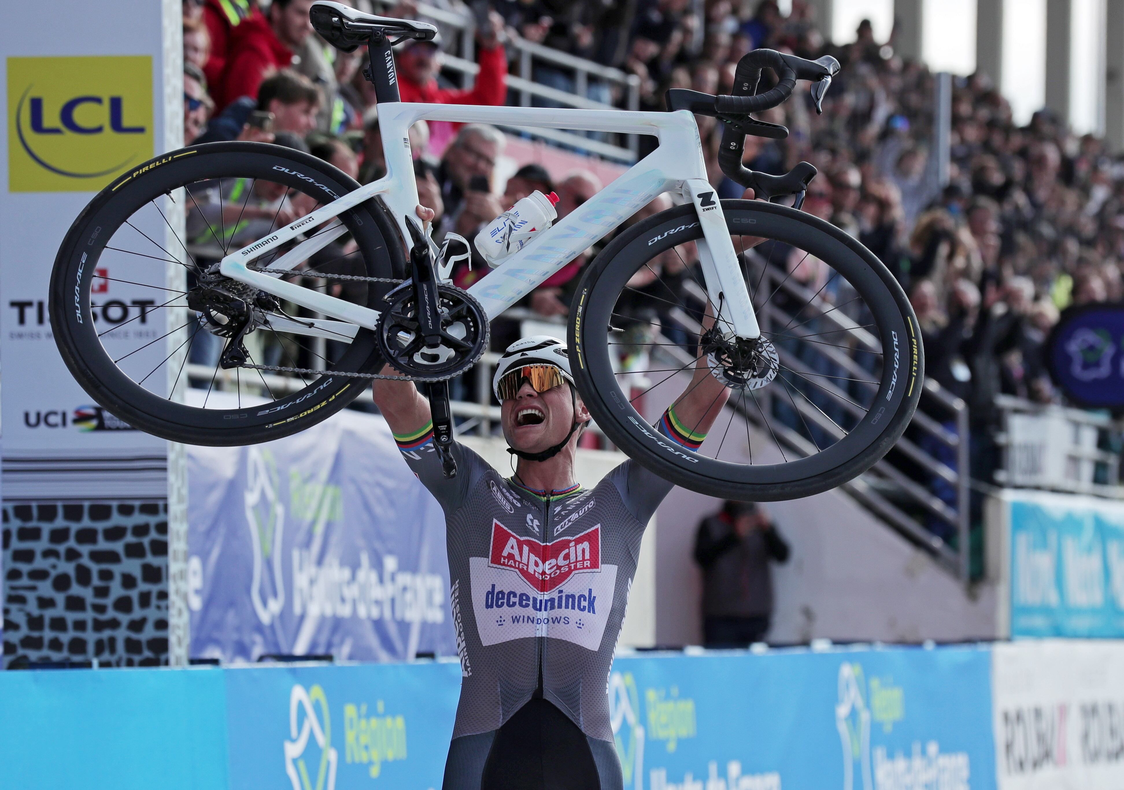 ROUBAIX (France), 13/04/2025.- Dutch rider Mathieu van der Poel of team Alpecin Deceuninck poses after winning the Paris-Roubaix one-day cycling classic over 259.2km from Compiegne to Roubaix, France, 13 April 2025. (Ciclismo, Francia) EFE/EPA/TERESA SUAREZ