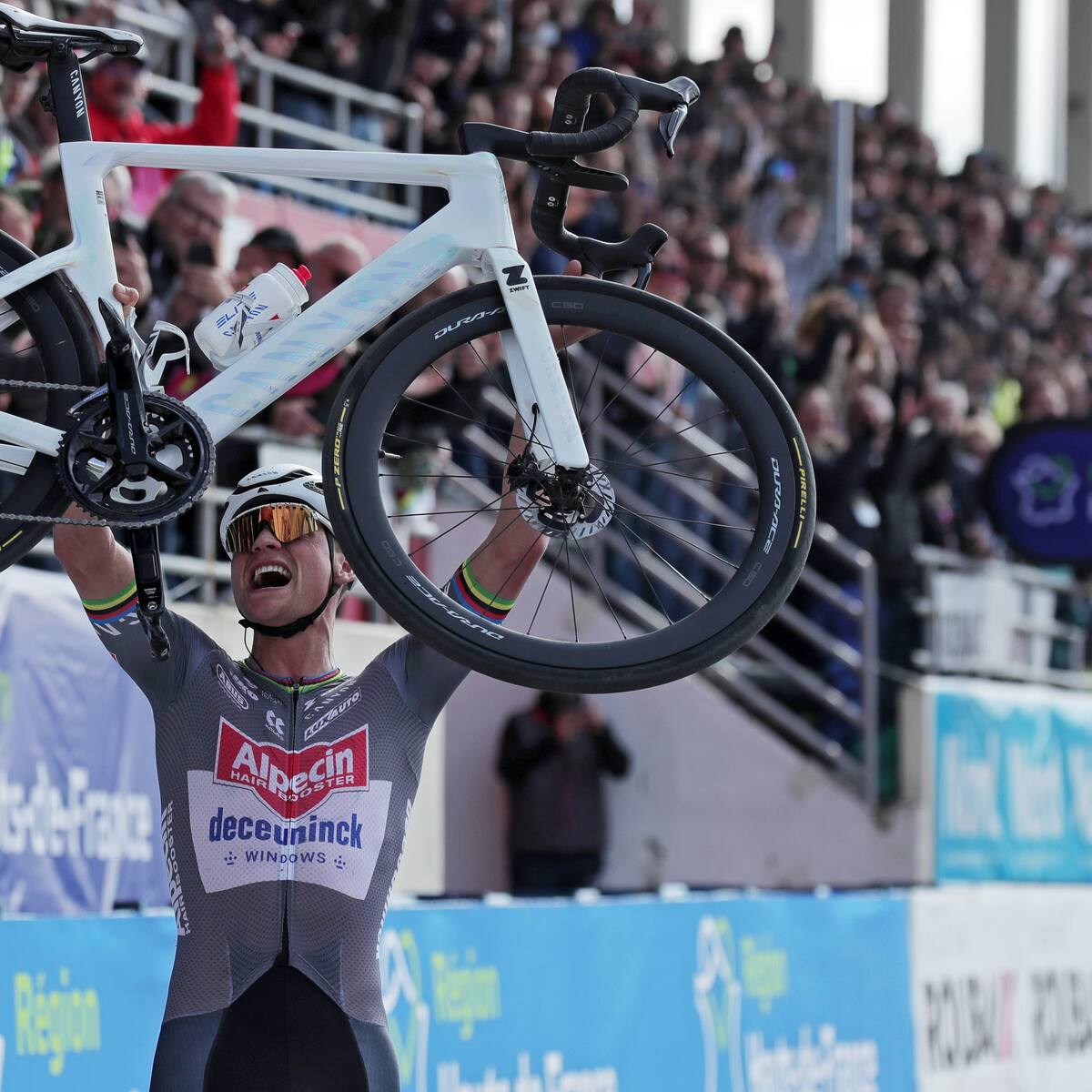 Mathieu Van der Poel gana la París-Roubaix: ¿cómo le fue al colombiano Juan Sebastián Molano?