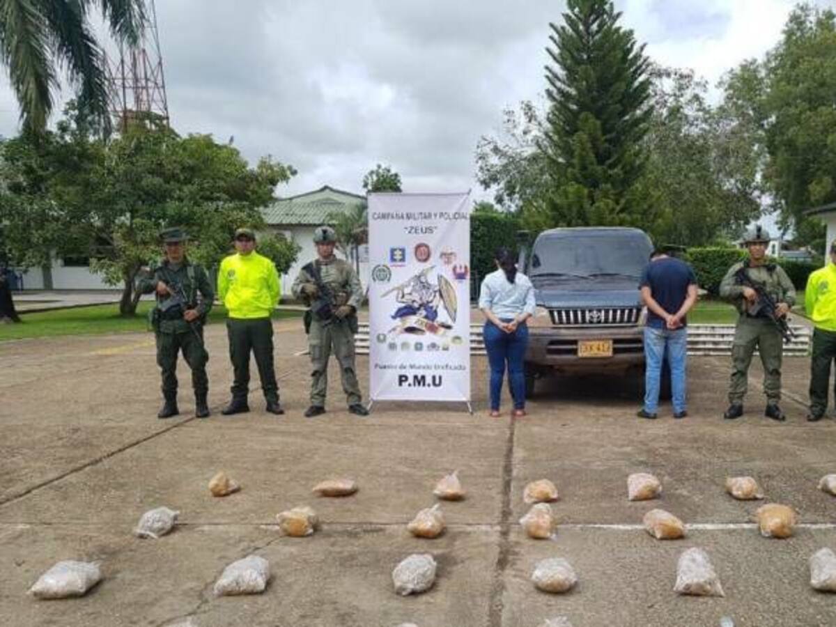 Decomisan base de coca camuflada en llantas