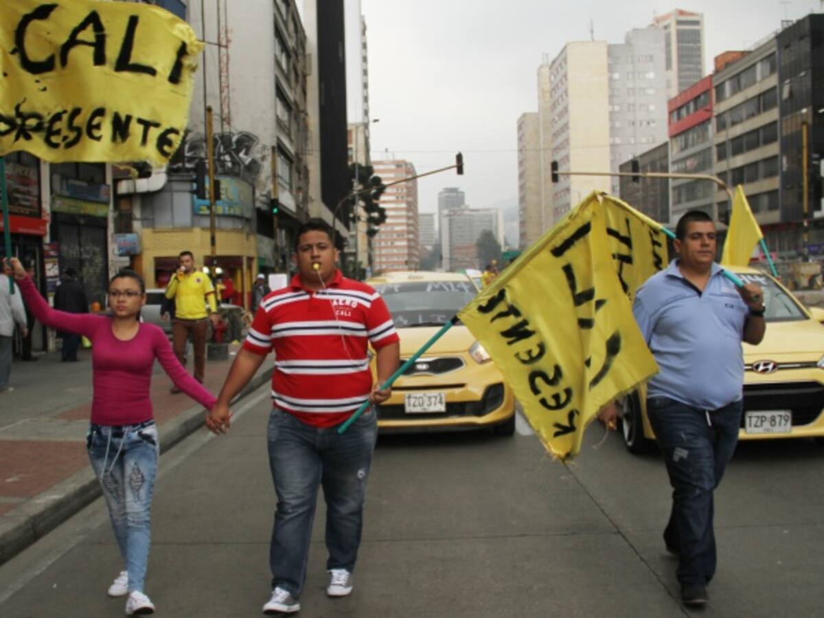 A la fuerza despejan protesta de taxistas en el centro de Bogotá