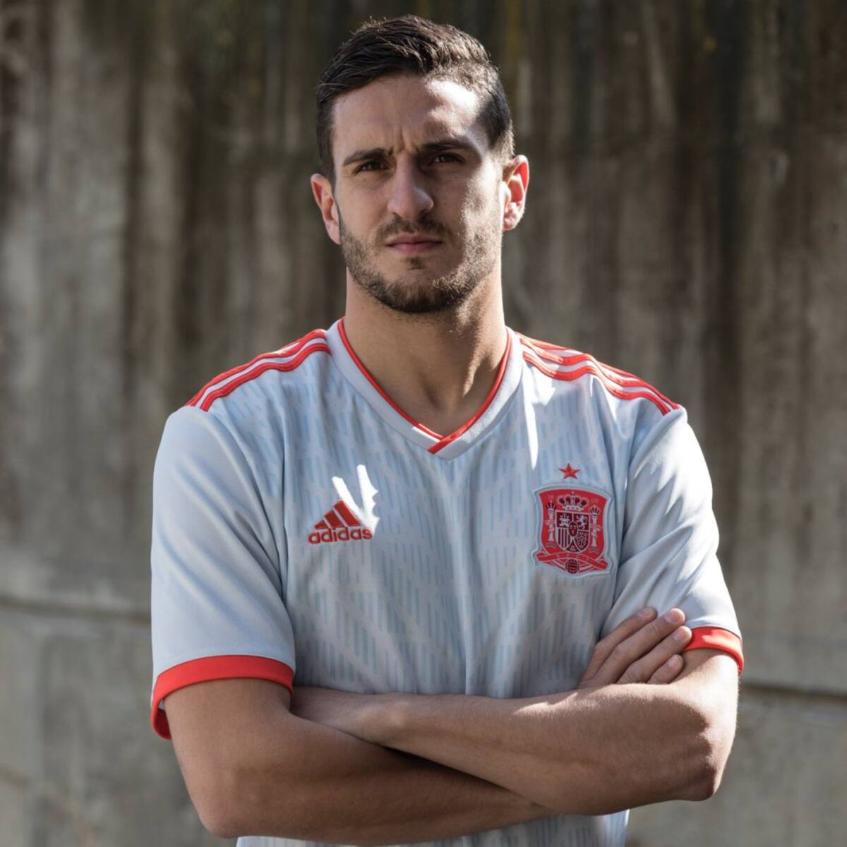 La camiseta visitante de España será azul aunque da la impresión de ser gris y las mangas y el escudo irán de color naranja