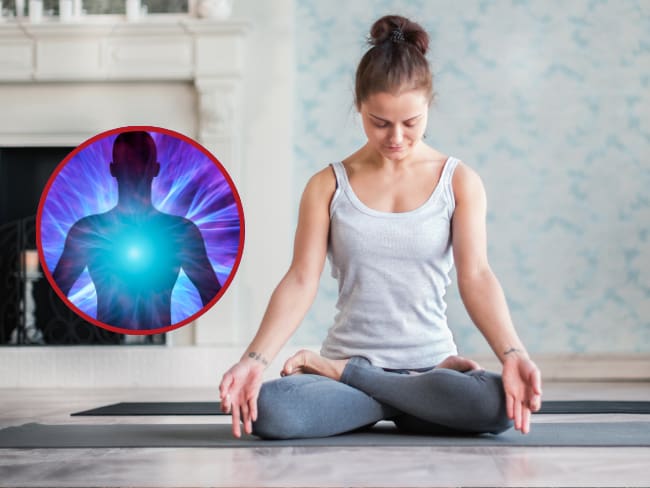 Mujer joven haciendo ejercicio de meditación // cuerpo humano con luces // Getty Images