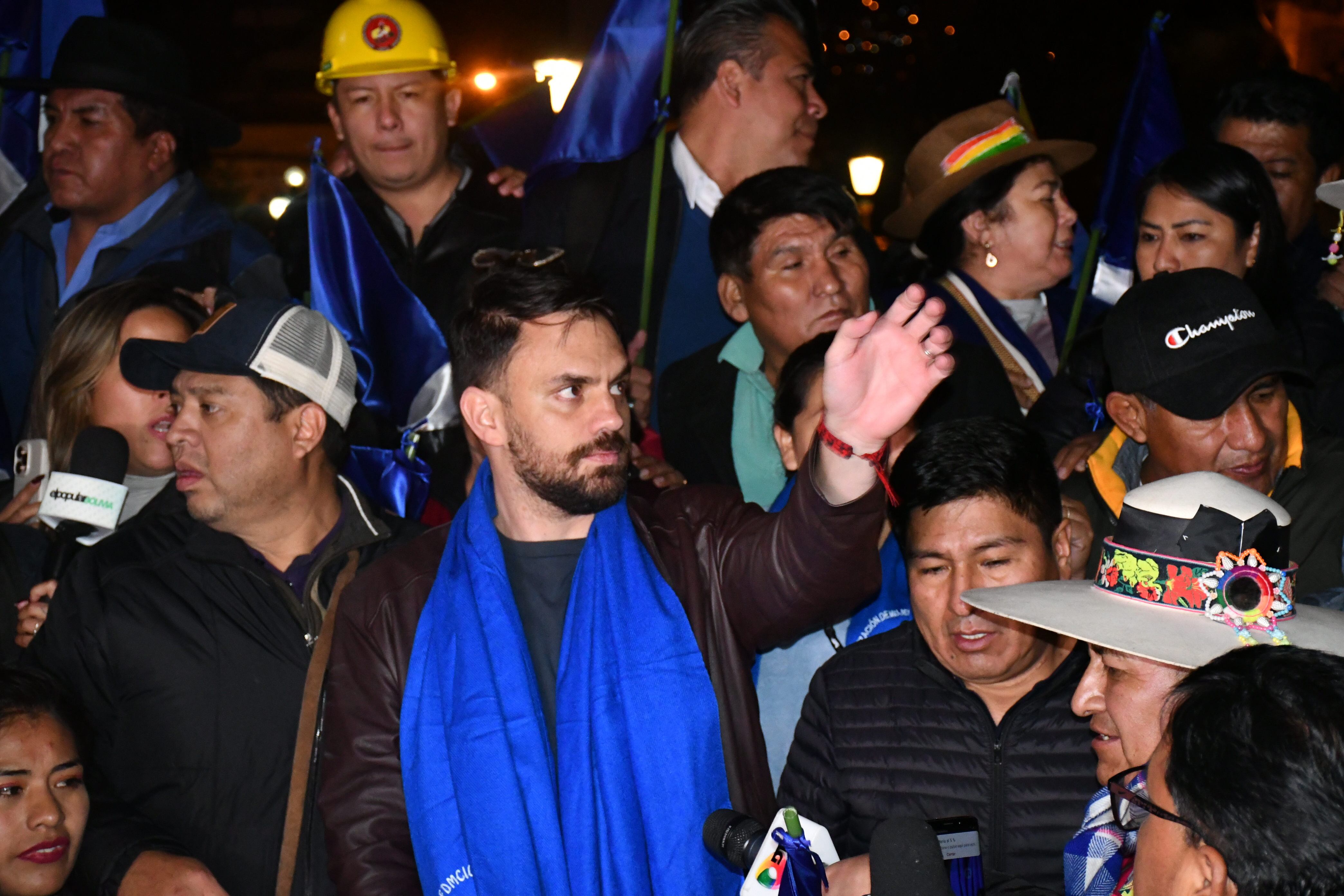 AME8758. LA PAZ (BOLIVIA), 16/05/2025.- El ministro de Gobierno, Eduardo del Castillo (c), saluda durante un acto este viernes, en La Paz (Bolivia). El partido gubernamental de Bolivia, el Movimiento al Socialismo (MAS), anunció que su candidato a la Presidencia en las próximas elecciones generales de agosto será Eduardo del Castillo. EFE/ STR