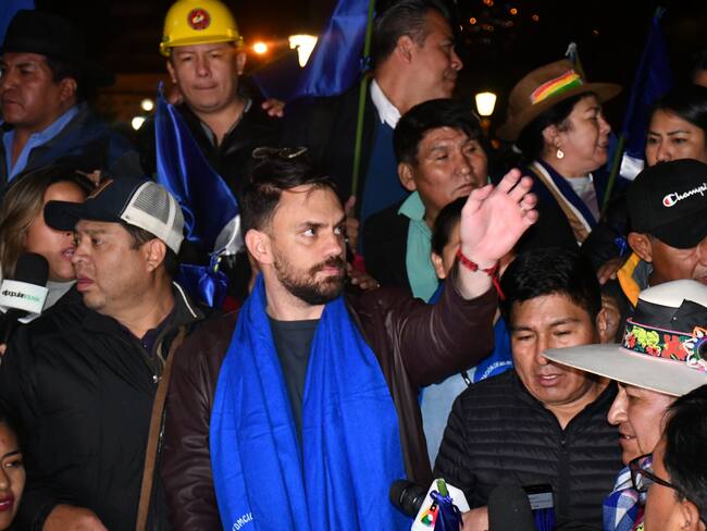 AME8758. LA PAZ (BOLIVIA), 16/05/2025.- El ministro de Gobierno, Eduardo del Castillo (c), saluda durante un acto este viernes, en La Paz (Bolivia). El partido gubernamental de Bolivia, el Movimiento al Socialismo (MAS), anunció que su candidato a la Presidencia en las próximas elecciones generales de agosto será Eduardo del Castillo. EFE/ STR