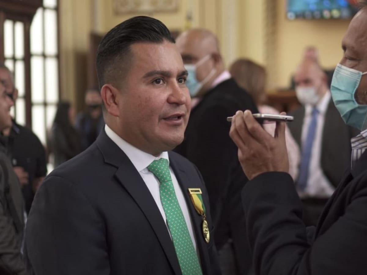 Jorge Eliécer Laverde, caldense condecorado por la Asamblea departamental.