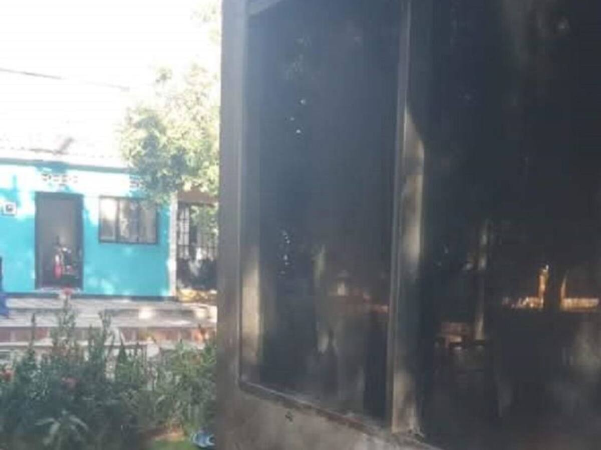 Un bus y CAI incinerado en Neiva durante protestas