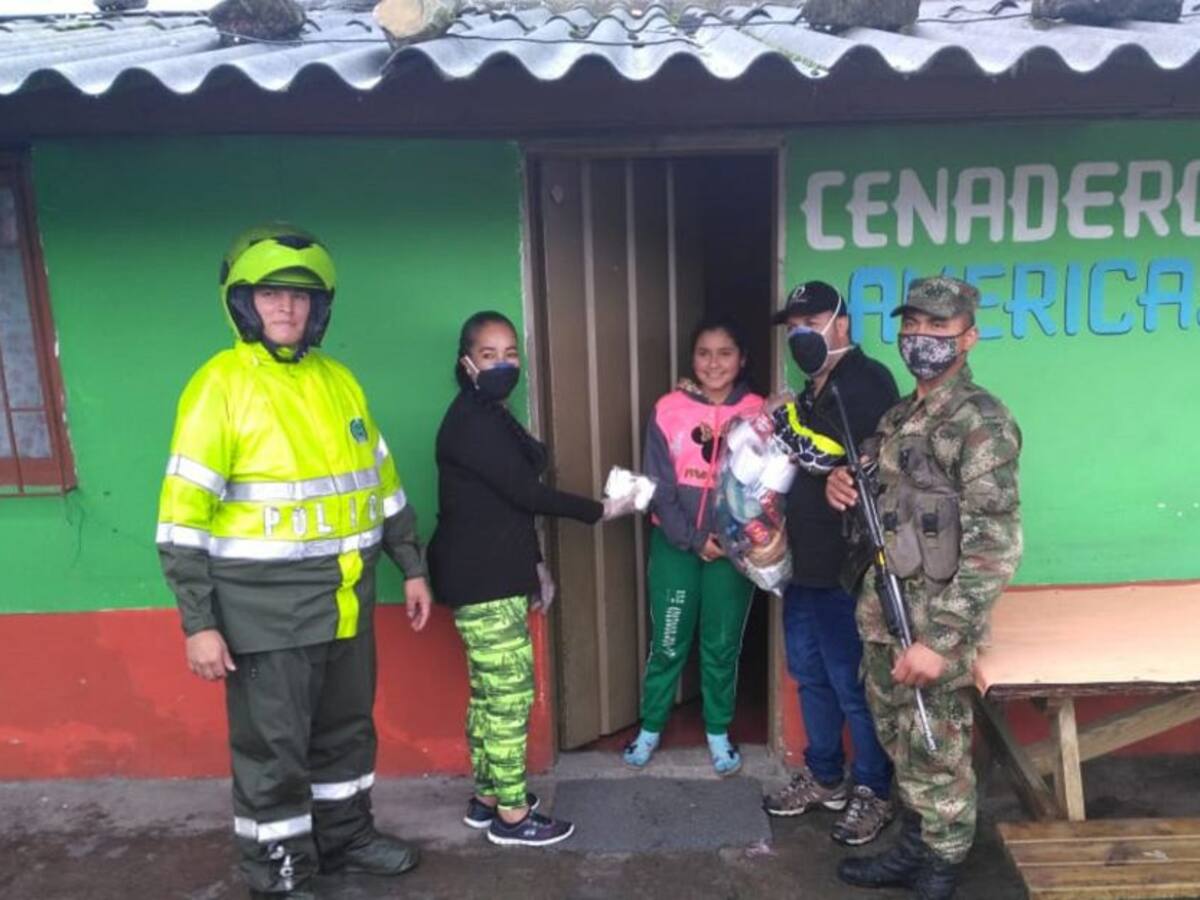 Familias que viven al lado de la vía La Línea, Quindío, recibieron mercados