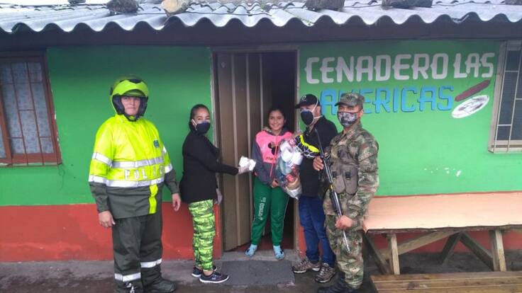 Familia que viven al lado de la vía La Línea en Quindío recibieron mercados