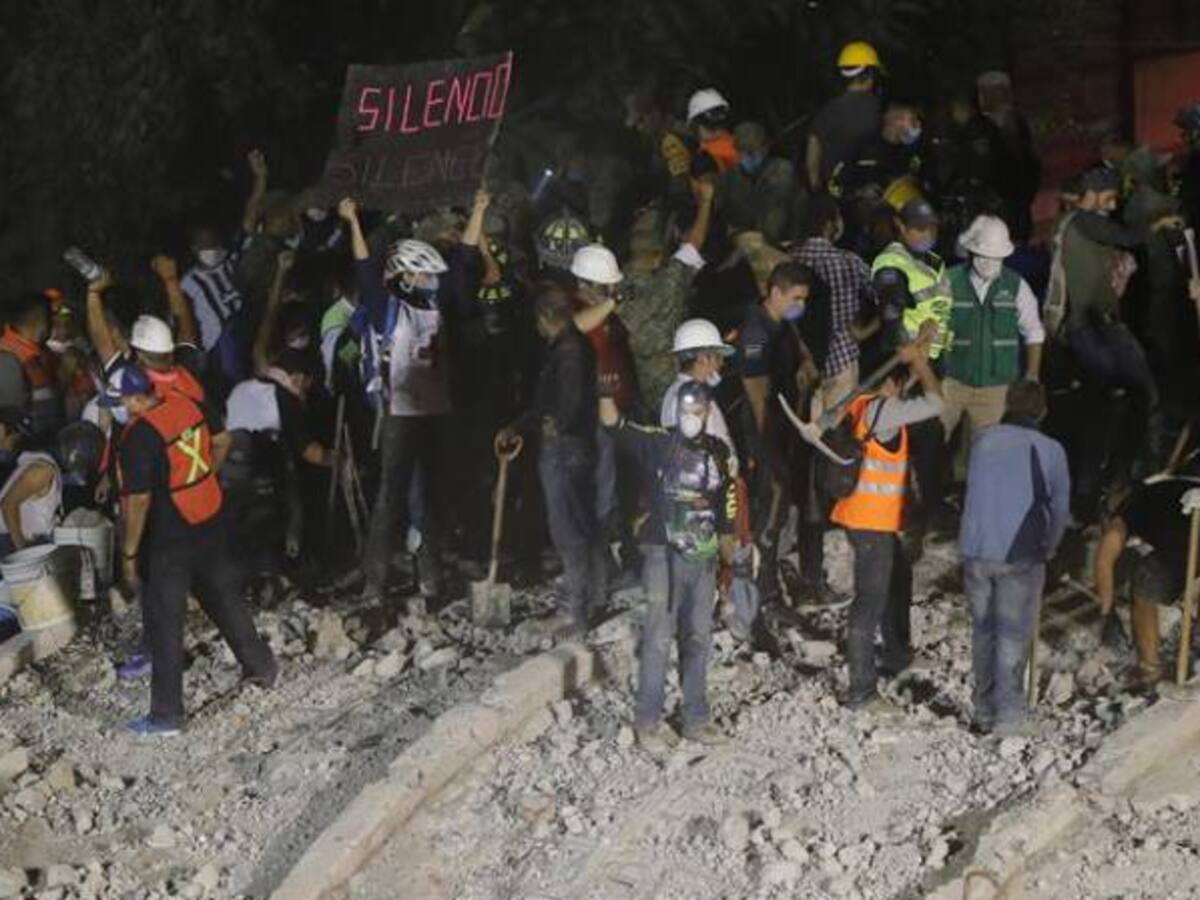 Santos habla por teléfono con Peña Nieto y ofrece ayuda humanitaria