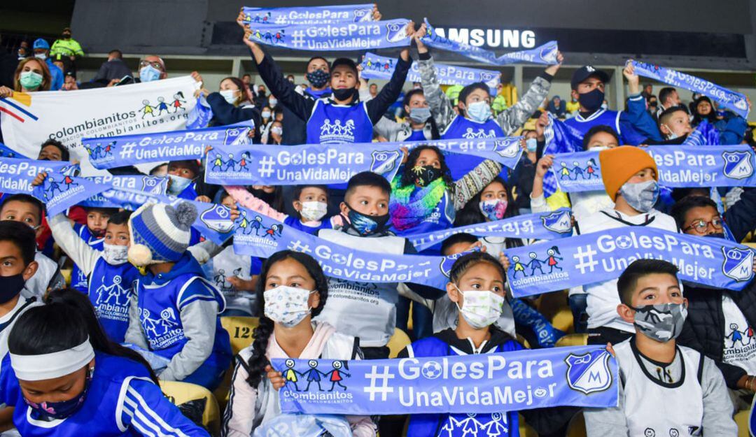 Niños de la Fundación Colombianitos en el Estadio El Campín