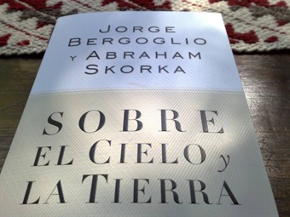 Carrera editorial contrarreloj para convertir a Francisco en un "bestseller"