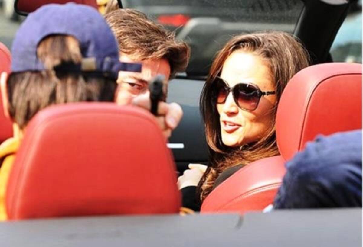 El escándalo por parte de la hermana de Kate, Pippa sucede cuando uno de los amigos de Middleton amenaza a unos fotógrafos con un arma de fuego.
