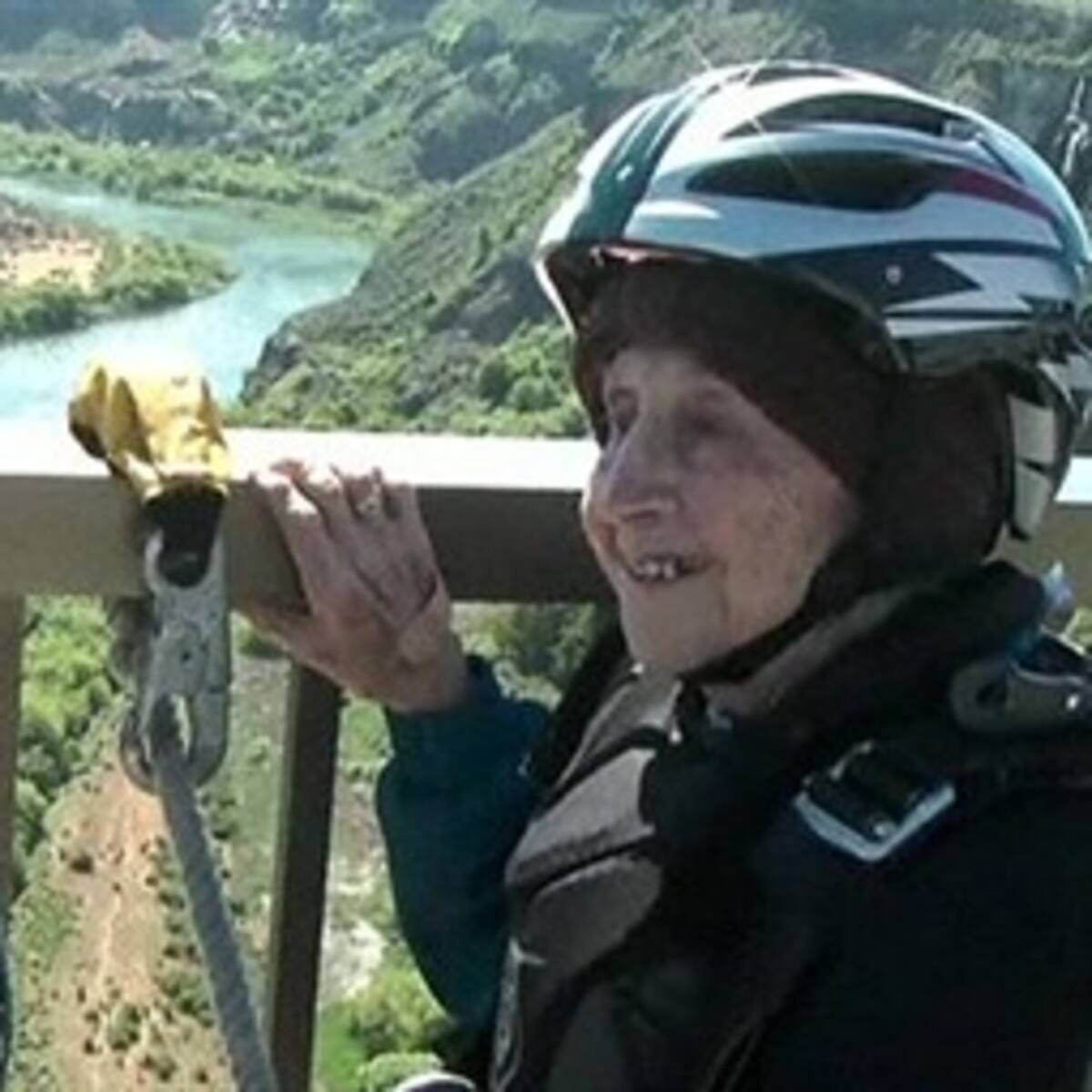 En video quedó grabada la abuela de 102 años que saltó en paracaídas