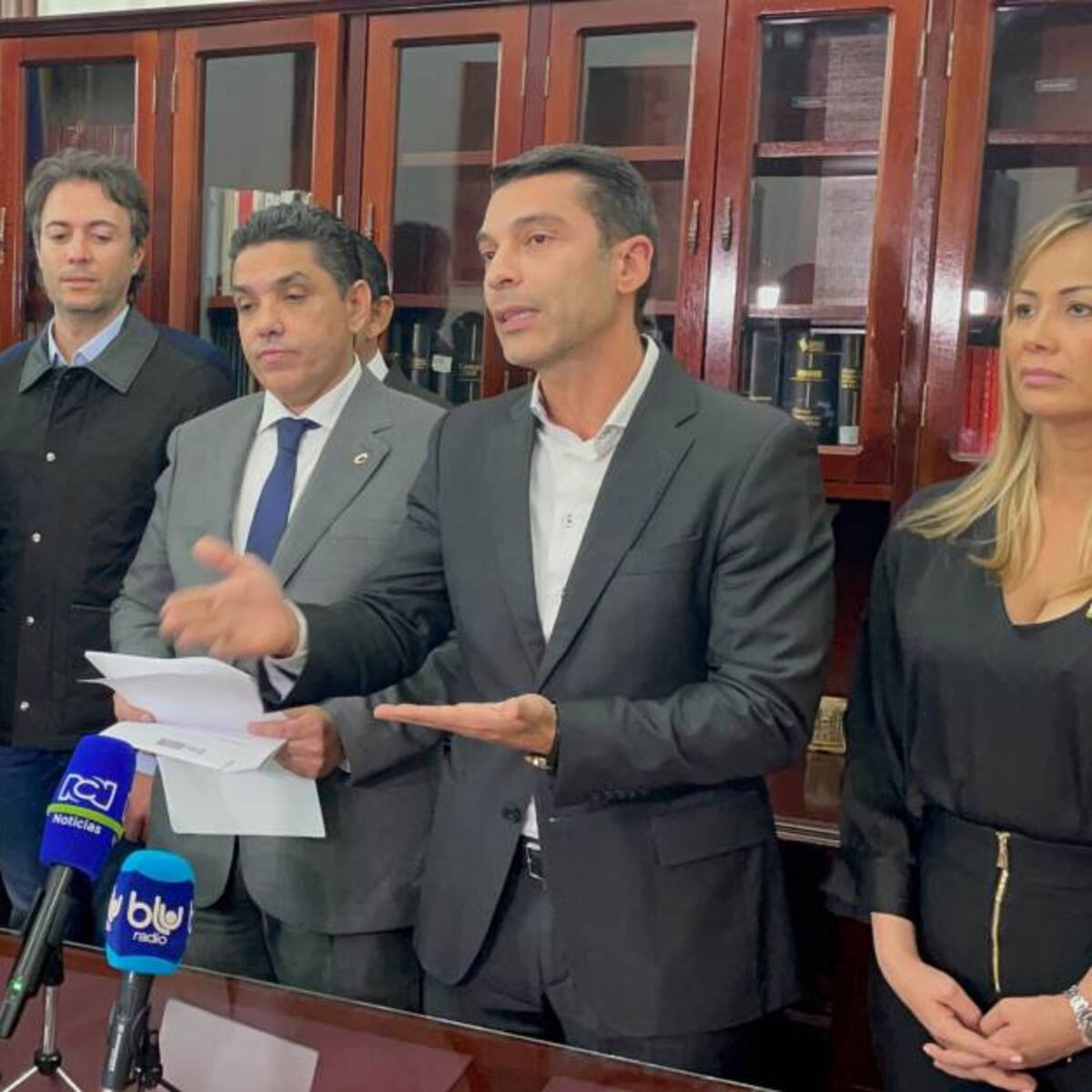 Con apoyo de Daniel Quintero, radican proyecto que reglamenta participación política
