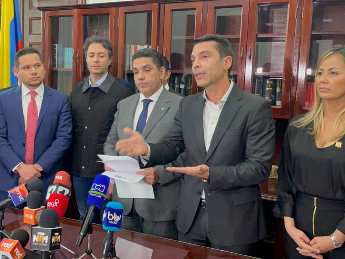 Con apoyo de Daniel Quintero, radican proyecto que reglamenta participación política