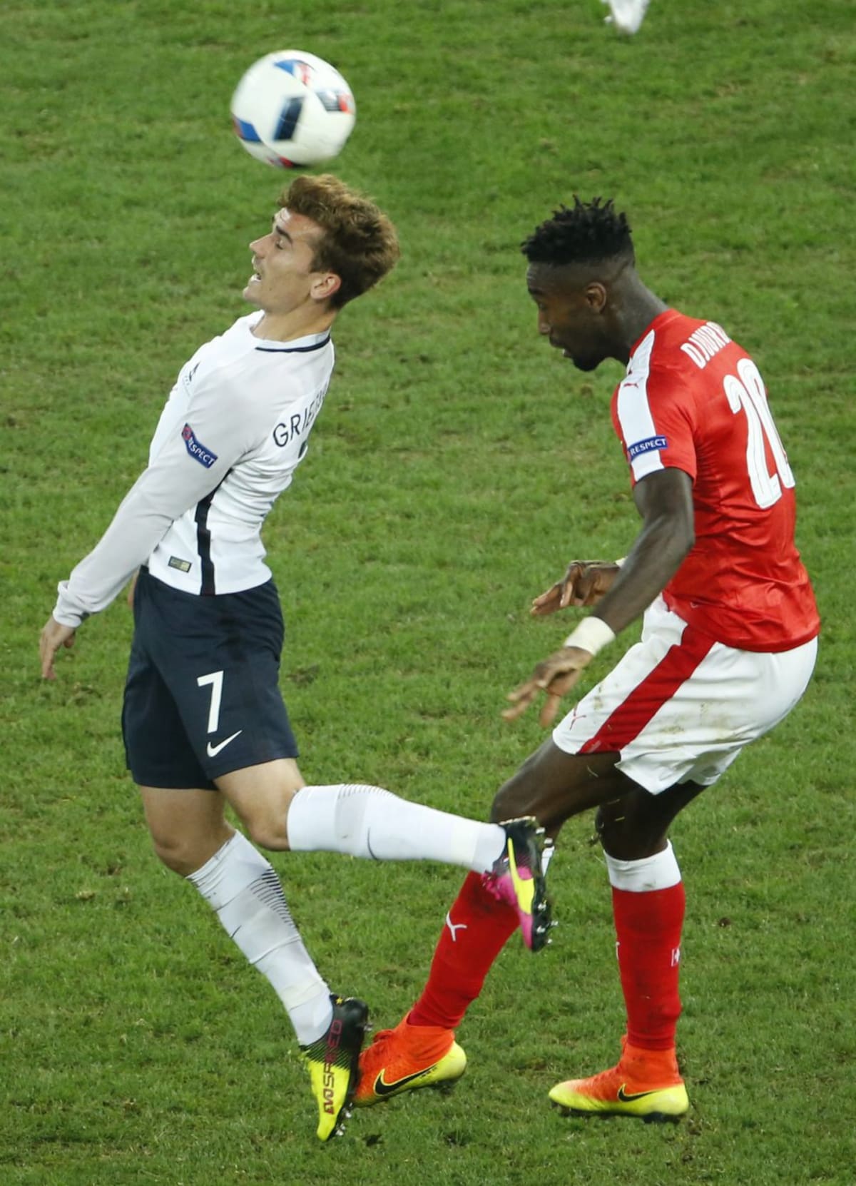 Griezmann anticipando en el fútbol aéreo a Djourou