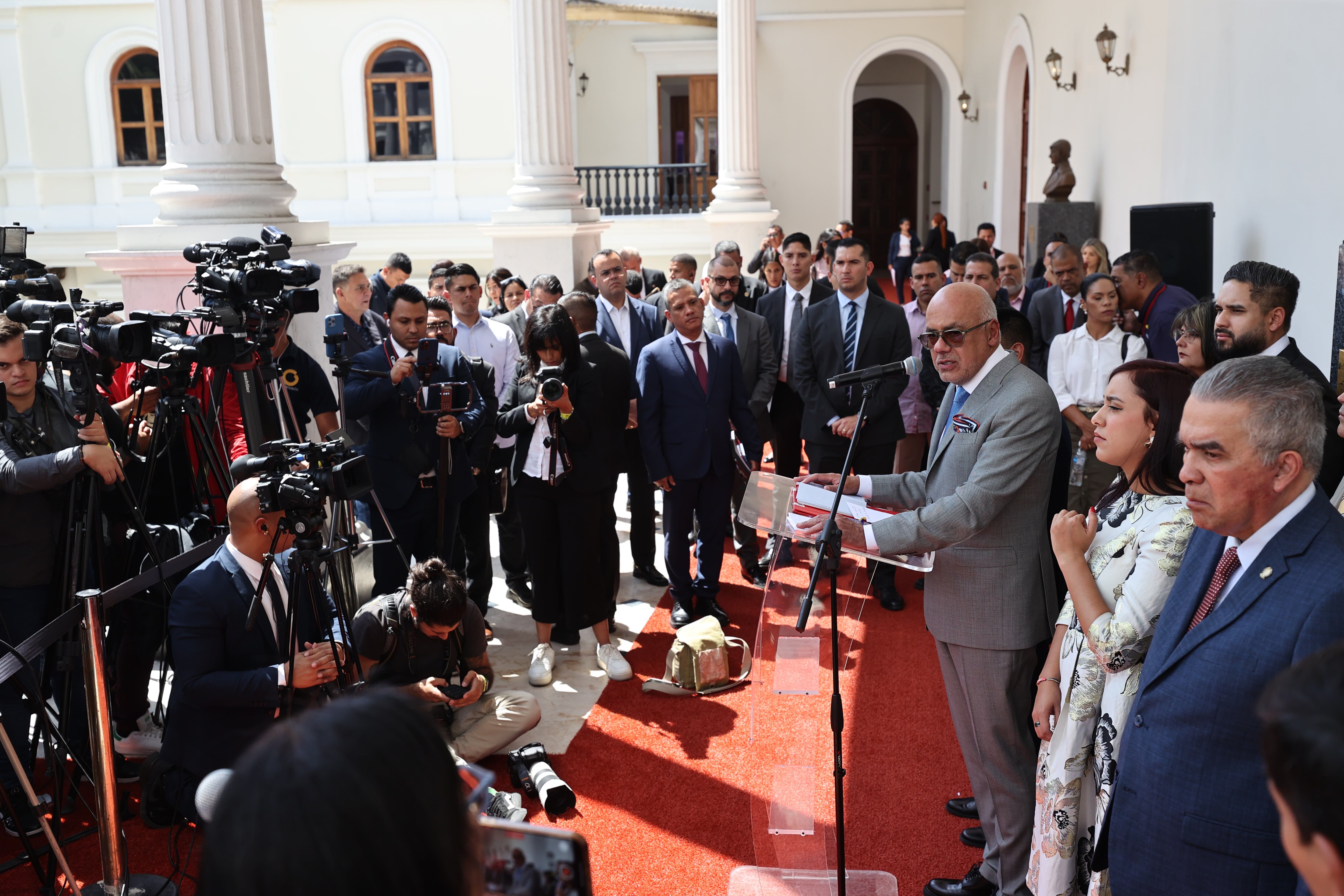 AME3196. CARACAS (VENEZUELA), 28/02/2024.- El presidente de la Asamblea Nacional (AN/Parlamento) de Venezuela, Jorge Rodríguez (c-d), habla este miércoles en Caracas (Venezuela). El presidente de la Asamblea Nacional (AN/Parlamento) de Venezuela, Jorge Rodríguez, informó este miércoles que la propuesta de calendario electoral firmada hoy por varios sectores políticos, religiosos, empresariales y sociales del país, contiene "27 fechas", planteadas por estos grupos, que abarcan desde la última semana de marzo hasta diciembre, como una forma de "provocación para seguir la discusión". EFE/Miguel Gutiérrez