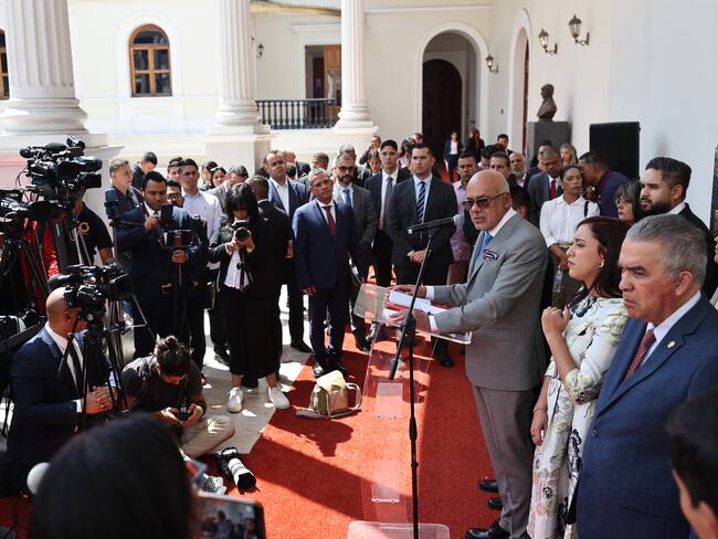 AME3196. CARACAS (VENEZUELA), 28/02/2024.- El presidente de la Asamblea Nacional (AN/Parlamento) de Venezuela, Jorge Rodríguez (c-d), habla este miércoles en Caracas (Venezuela). El presidente de la Asamblea Nacional (AN/Parlamento) de Venezuela, Jorge Rodríguez, informó este miércoles que la propuesta de calendario electoral firmada hoy por varios sectores políticos, religiosos, empresariales y sociales del país, contiene "27 fechas", planteadas por estos grupos, que abarcan desde la última semana de marzo hasta diciembre, como una forma de "provocación para seguir la discusión". EFE/Miguel Gutiérrez
