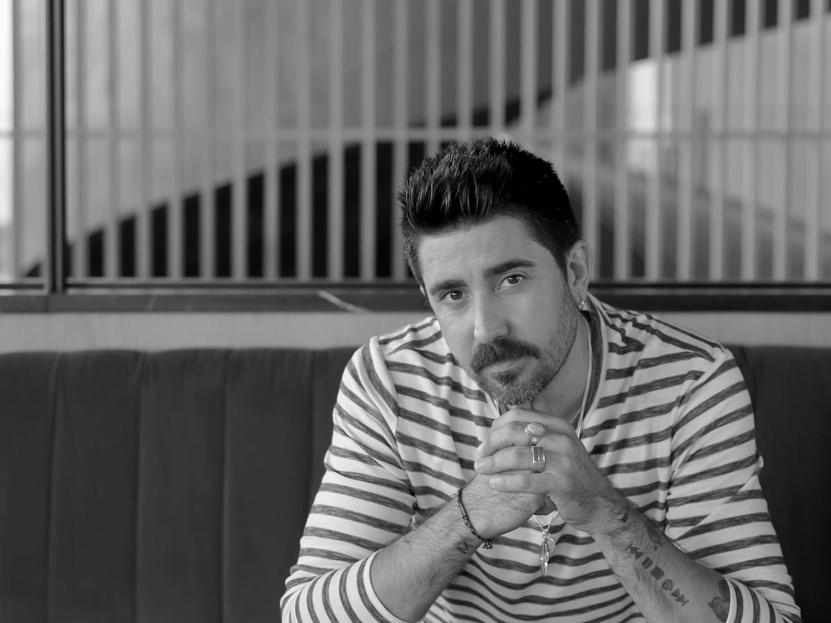 Álex Ubago revive ‘A gritos de esperanza’ con una nueva versión acústica: ¿dónde escucharla?