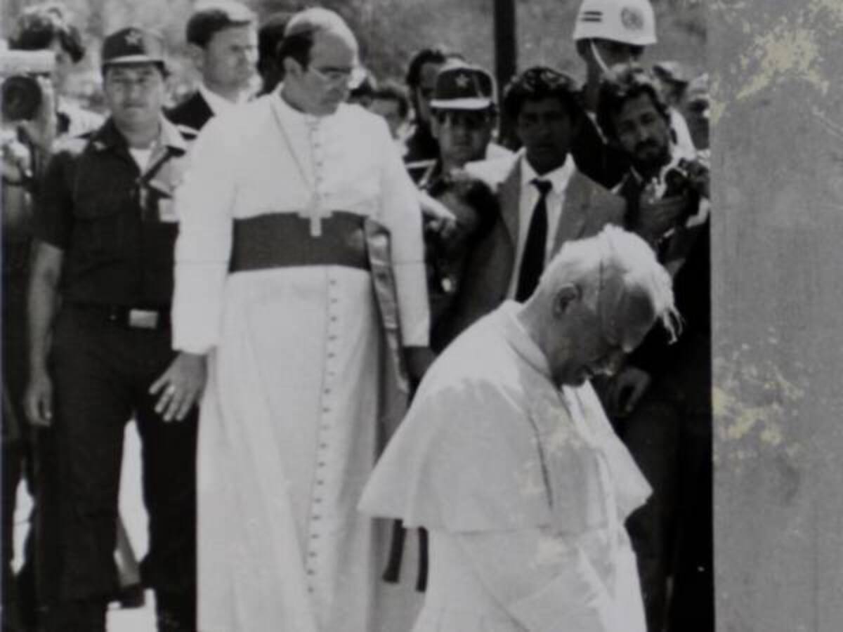 Papa Juan Pablo Segundo rezó por las víctimas en Armero