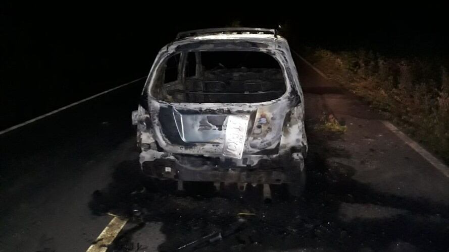 Sujetos desconocidos incineraron un taxi en Suárez, Cauca. Foto: Policía