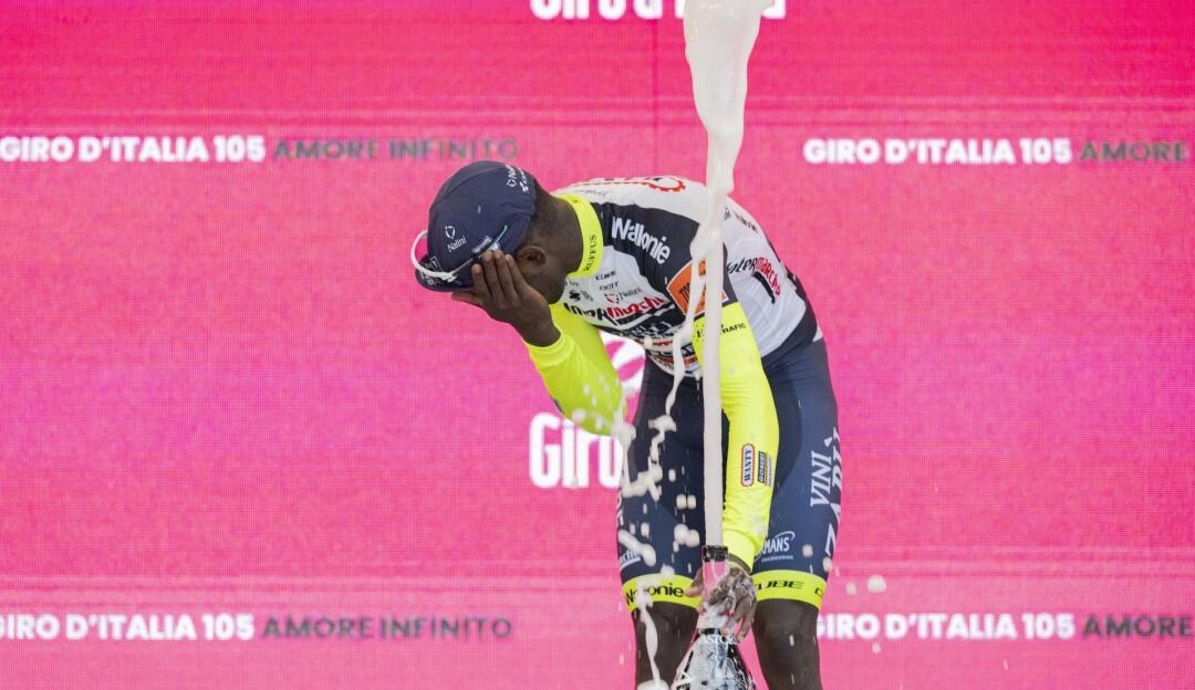 Biniam Girmay en el momento que fue impactado por el corcho de la botella de vino al celebrar el triunfo en la décima etapa del Giro.