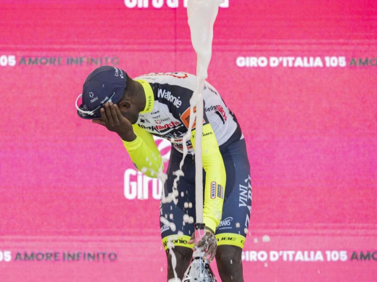 Girmay abandonó el Giro tras golpe en un ojo en celebración de la etapa 10