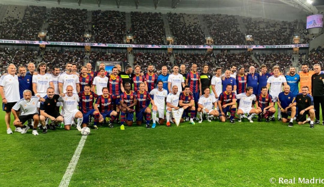 Las leyendas de ambos equipos posan al final del partido.