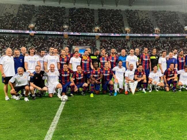 Las leyendas de ambos equipos posan al final del partido.