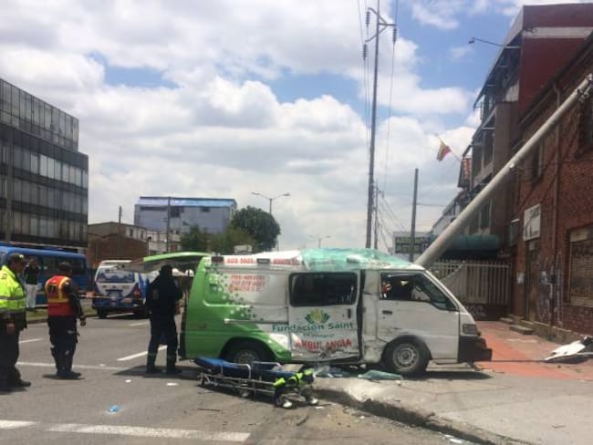 Cuatro heridos en accidente entre SITP y una ambulancia en Bogotá