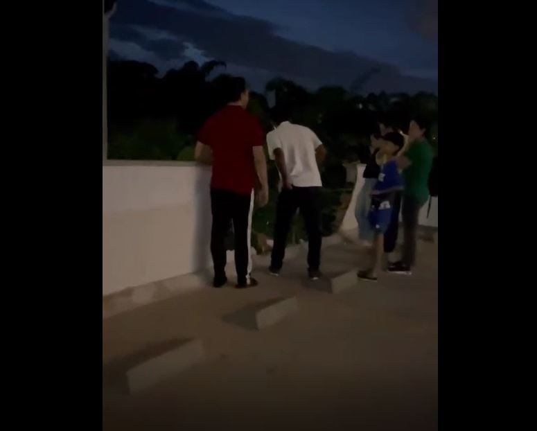 Carro cae de parqueadero en Envigado- foto captura video Denuncias Antioquia