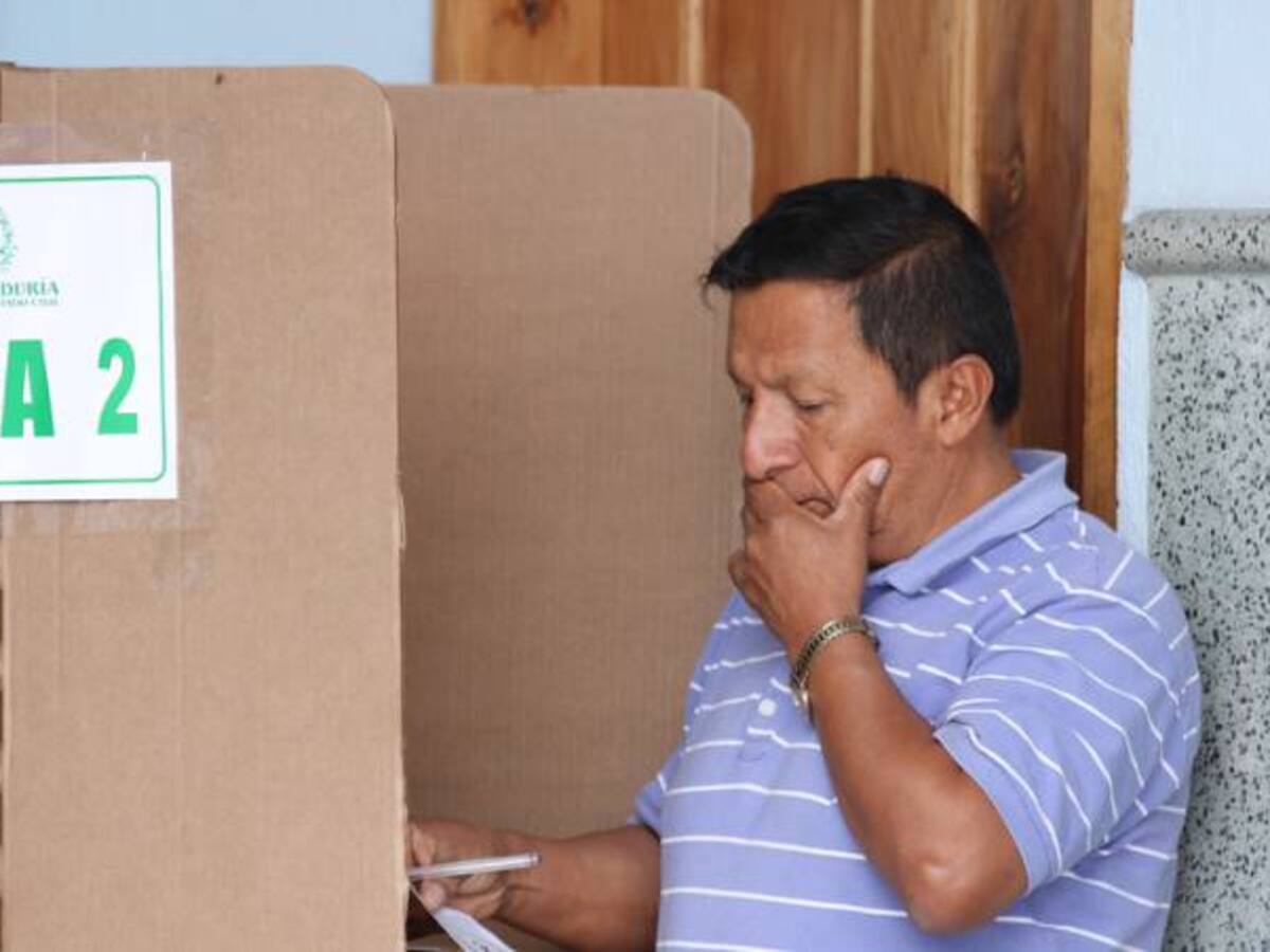 Economist pronostica triunfo de Vargas Lleras sobre Fajardo en presidenciales de 2018