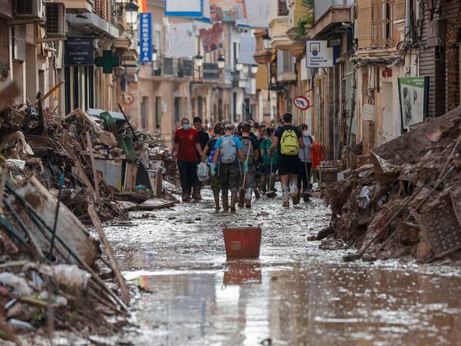 Calles de Paiporta encharcadas por las lluvias de ayer y que han afectado a las labores de limpieza, Valencia, este lunes. EFE/ Manuel Bruque