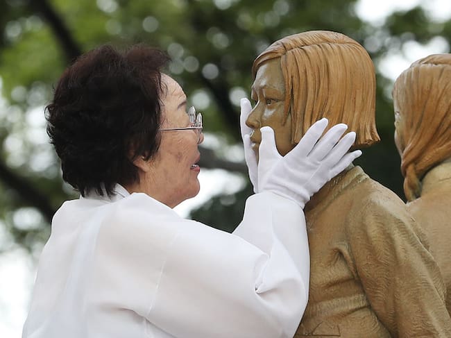 El 2019 se develaron varias estatuas en tamaño natural, instaladas en un parque de Seúl, para honrar la memoria de las mujeres víctimas de la esclavitud sexual | Korea.net