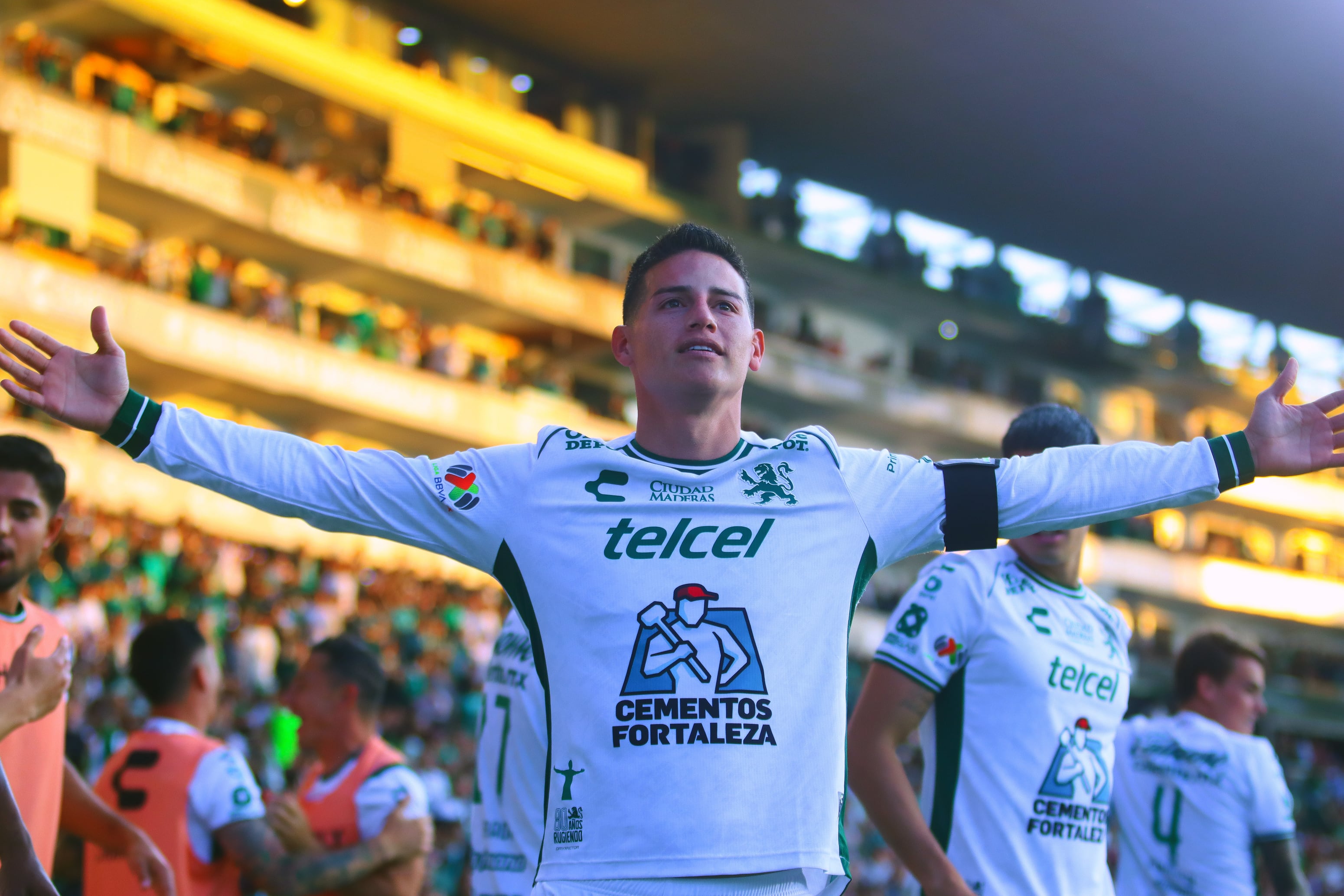 James Rodríguez celebra un gol durante el duelo entre León y Juárez, en el estadio León en Guanajuato (México). EFE/ Luis Ramírez