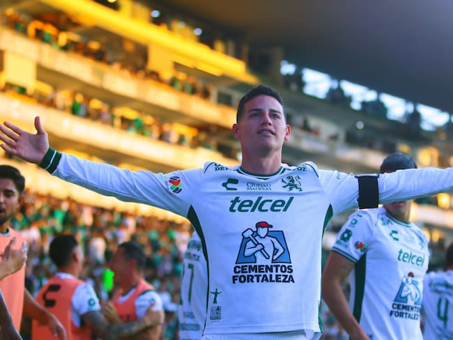 James Rodríguez celebra un gol durante el duelo entre León y Juárez, en el estadio León en Guanajuato (México). EFE/ Luis Ramírez