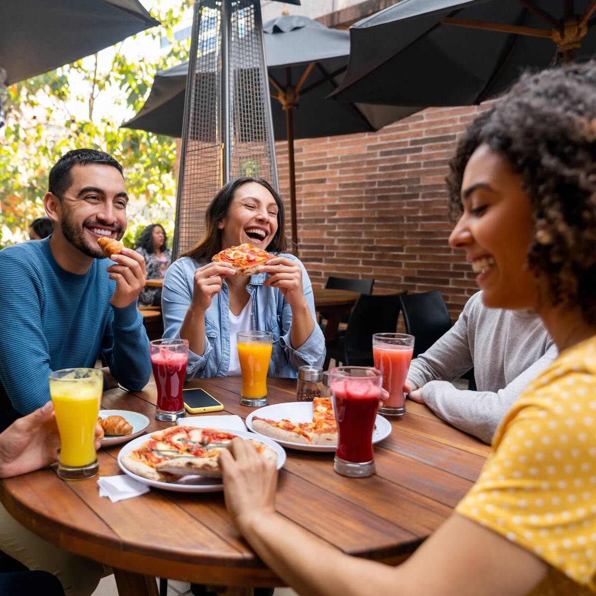 ¿Qué es mejor: tomar agua, leche o jugo en la cena? Este aporta más nutrientes, según médico