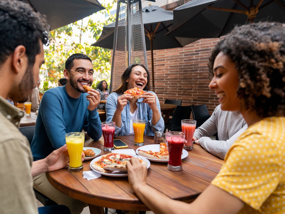 ¿Qué es mejor: tomar agua, leche o jugo en la cena? Este aporta más nutrientes, según médico