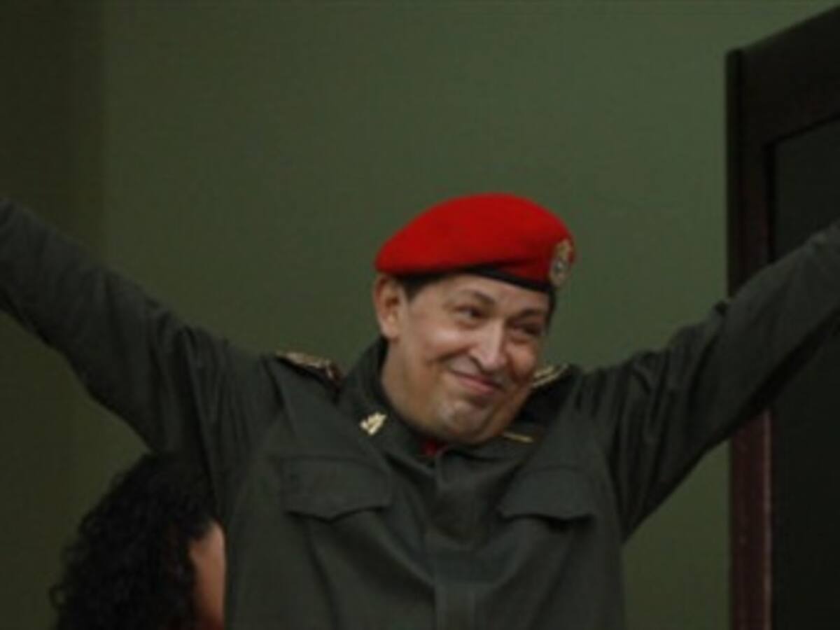 Chávez dice que será candidato en 2012, a pesar del cáncer