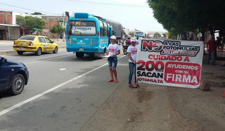 Recolección de firmas para referendo derogatorio de las foto detenciones en Los Patios