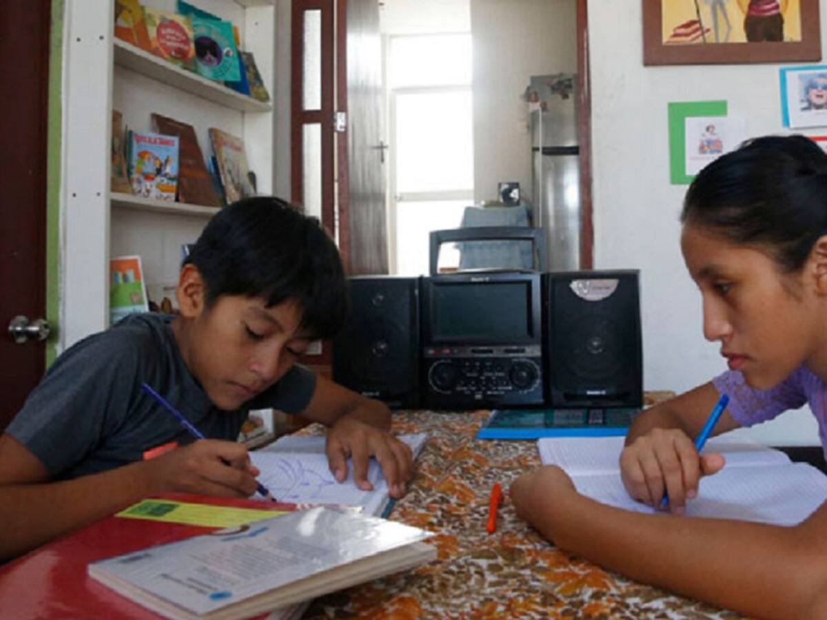 Estudiantes del Colegio Integrado Juan Atalaya toman clases por radio