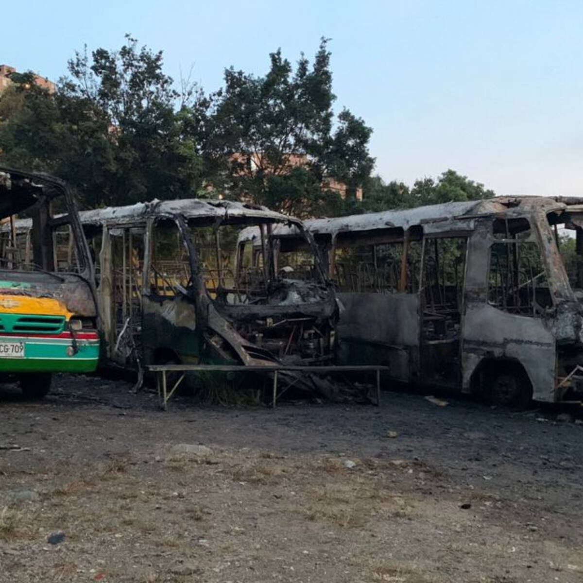Incendio en la comuna 18 deja 5 buses quemados