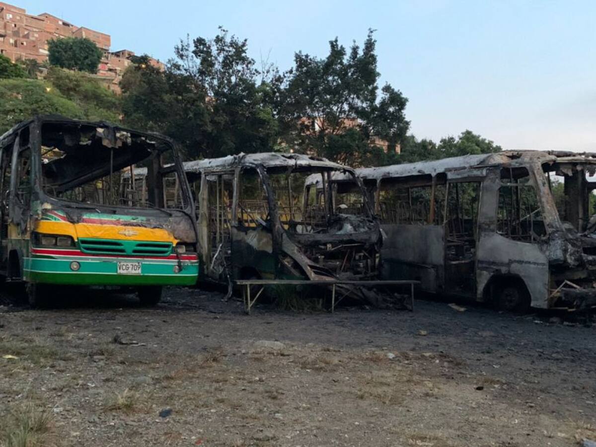 Incendio en la comuna 18 deja 5 buses quemados