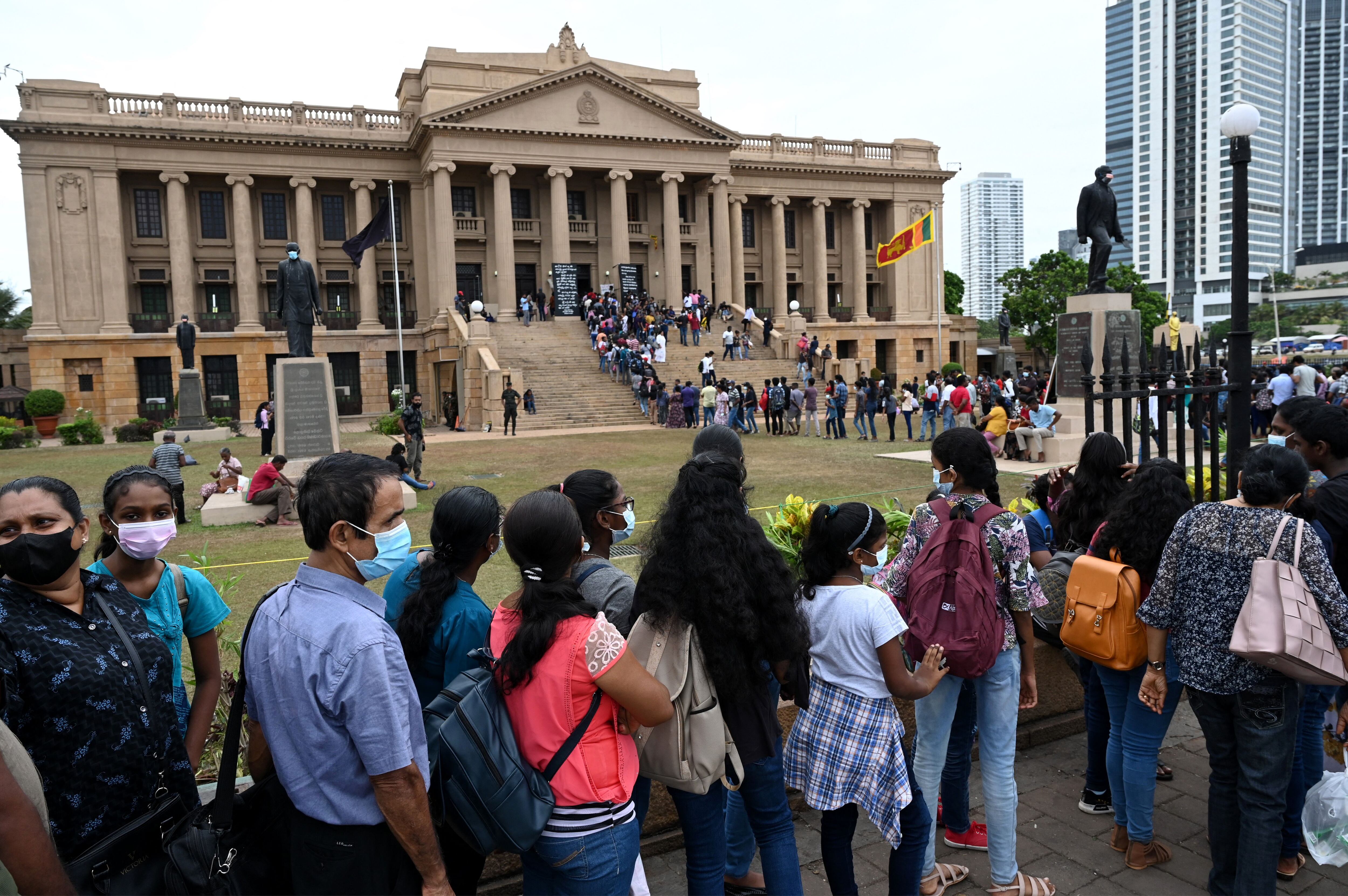 Manifestantes en las afueras del palacio presidencial en Sri Lanka. (Photo by Arun SANKAR / AFP) (Photo by ARUN SANKAR/AFP via Getty Images)
