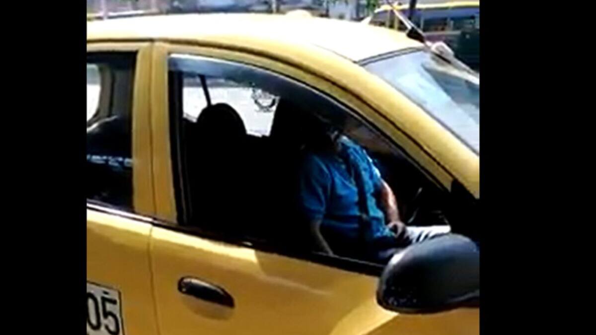 Despiden un taxista en Medellín por actos obscenos en vía pública