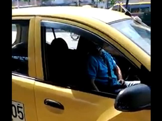 Despiden un taxista en Medellín por actos obscenos en vía pública